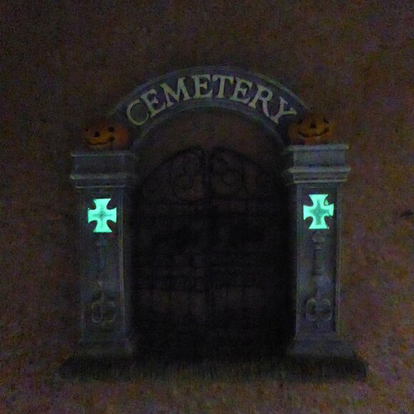 NEW 6.5” HALLOWEEN RESIN GLOW IN DARK CEMETERY ARCH TOMBSTONE HEADSTONE FIGURES - Picture 3 of 15